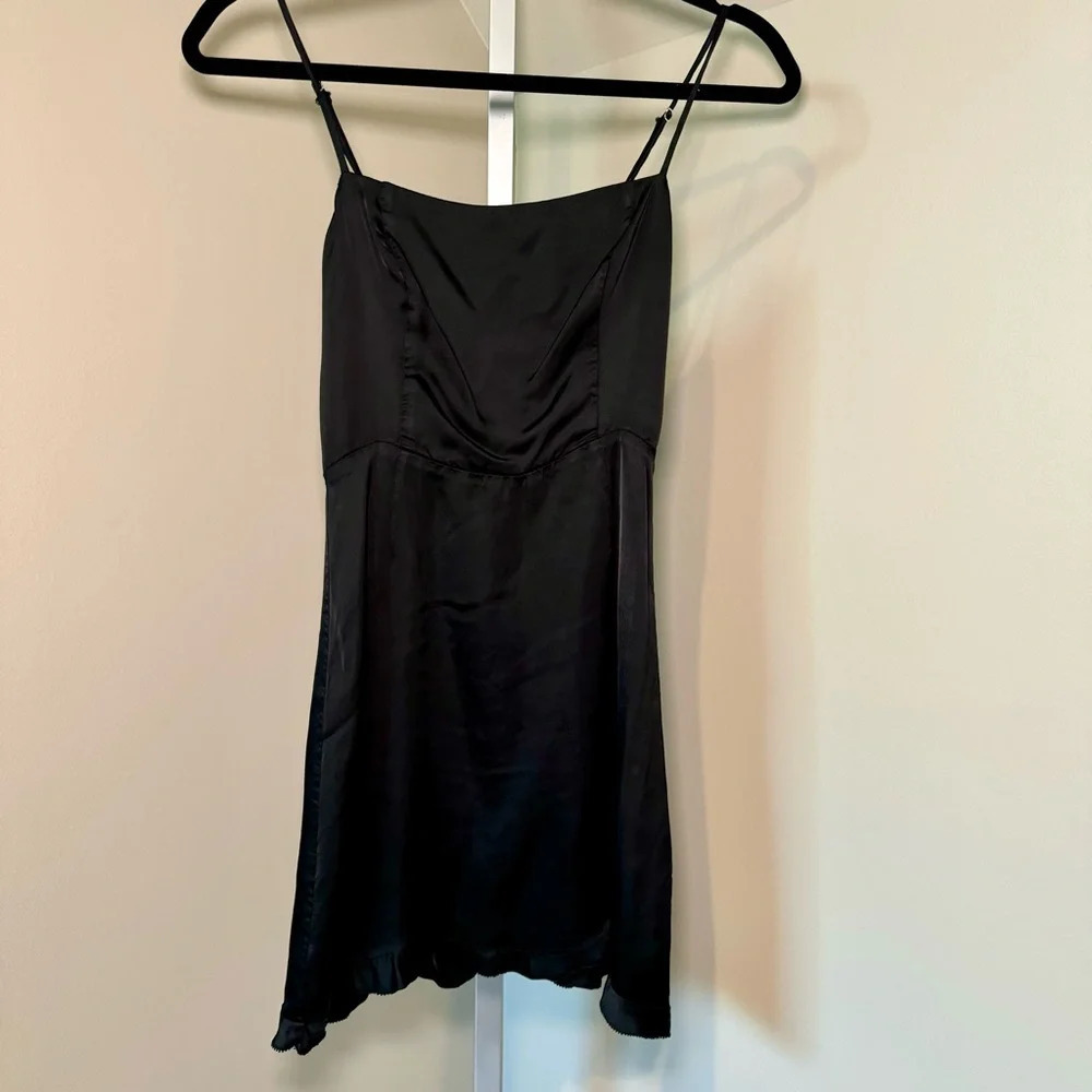 Aritzia Wilfred Skye dress. Black mini with slight ruffle‎ on hem size 00